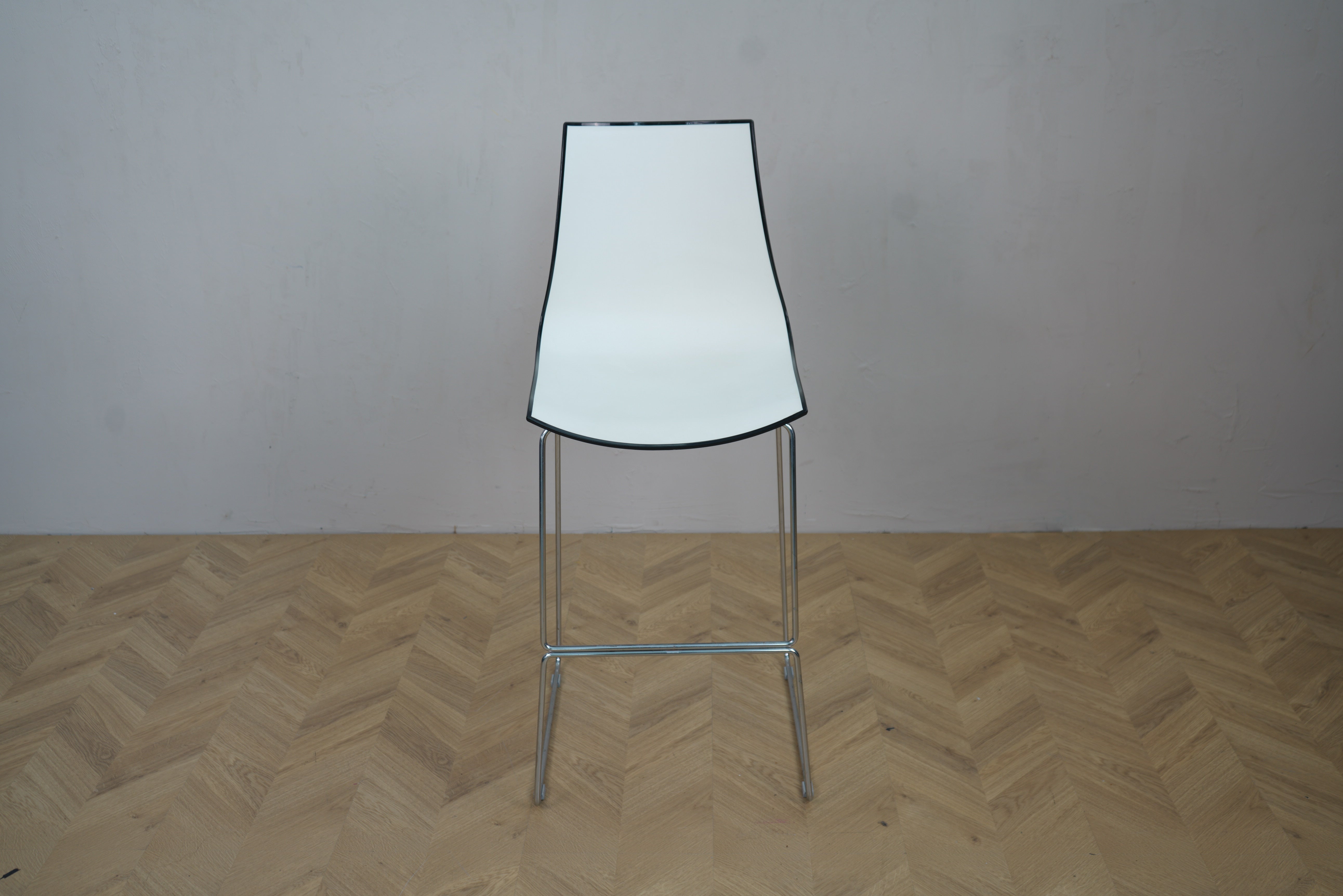 Pedrali 3D barstol i hvid med sort kant og krom stel – frontvisning, siddehøjde 75 cm